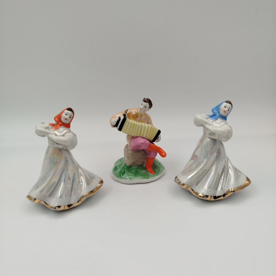 Скульптурная композиция из 3-х статуэток "Русский перепляс", автор А.Д. Бржезицкая, фарфор, роспись, люстр, золочение, Дулевский фарфоровый завод (Дулёво), СССР, 1964 г.