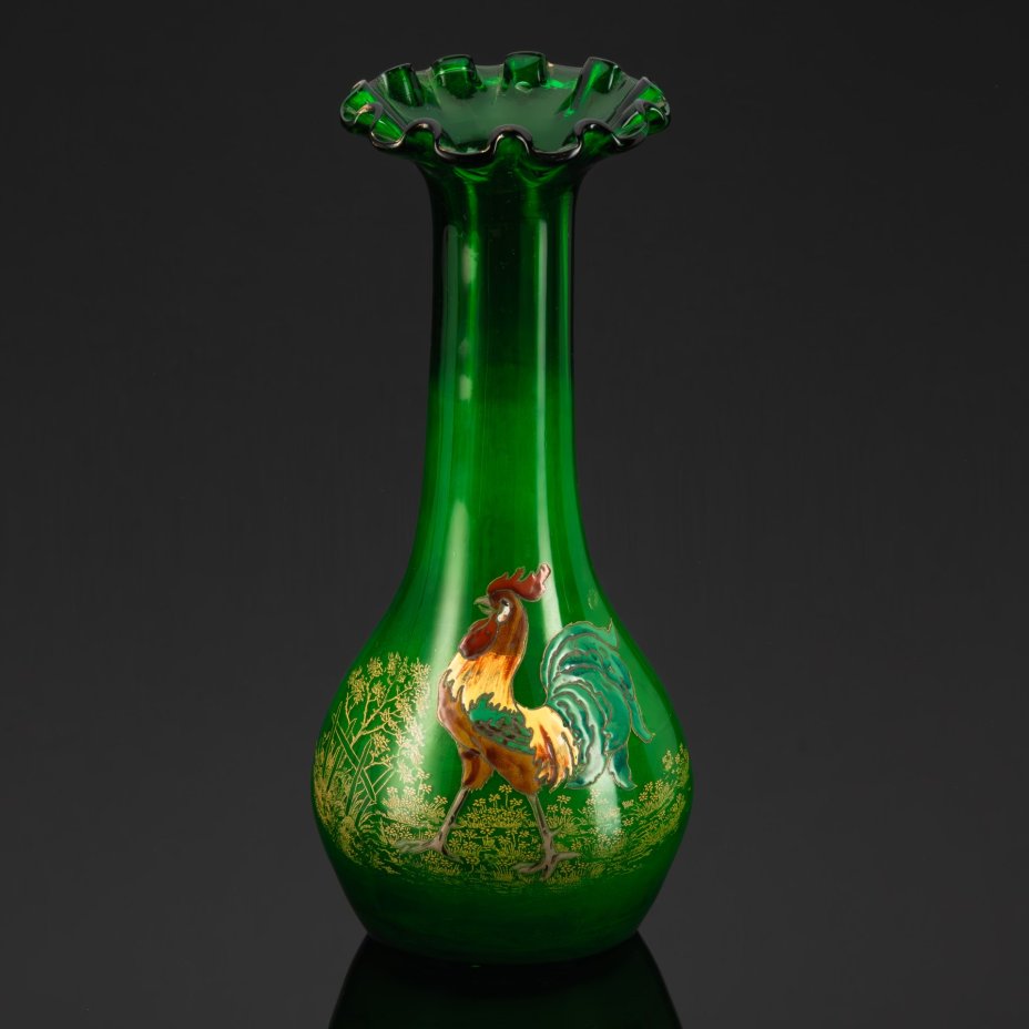 Ваза зеленого оттенка с фестончатым краем и изображением петуха, стекло, гутная техника, роспись эмалевыми красками, Франция, 1900-1930 гг.
