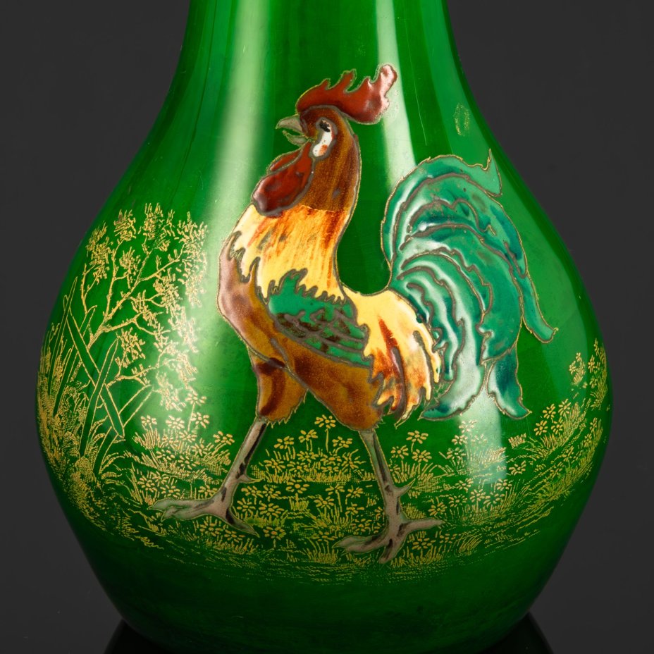 Ваза зеленого оттенка с фестончатым краем и изображением петуха