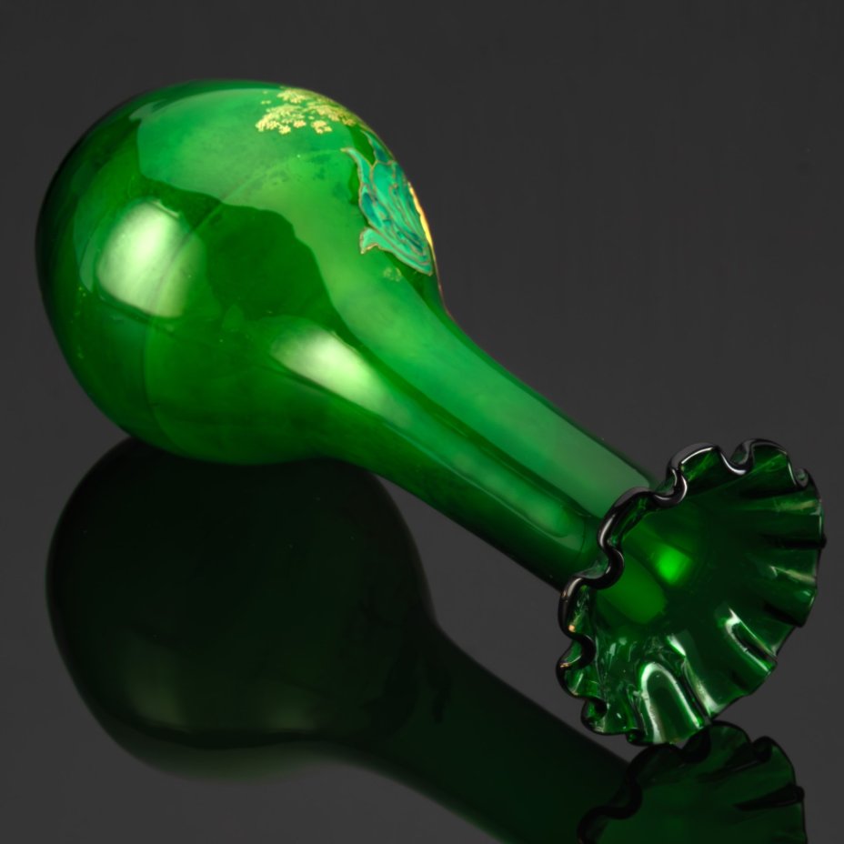 Ваза зеленого оттенка с фестончатым краем и изображением петуха