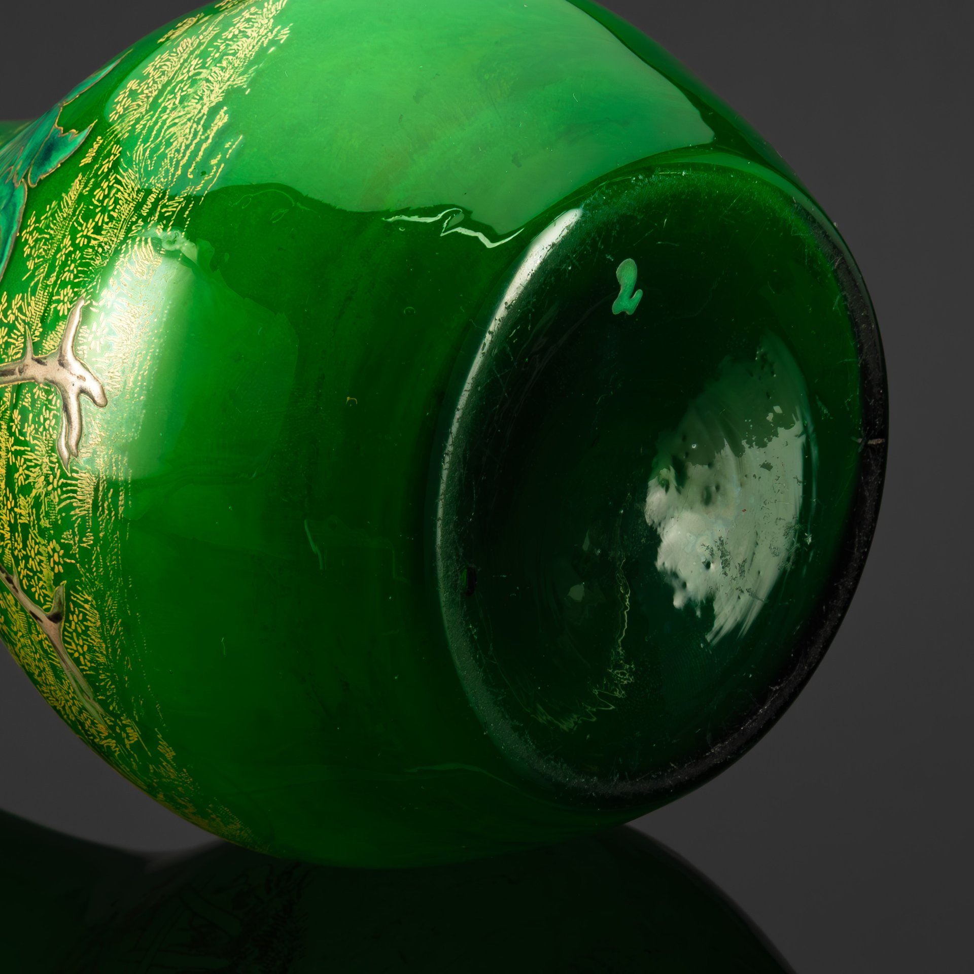 Ваза зеленого оттенка с фестончатым краем и изображением петуха, стекло, гутная техника, роспись эмалевыми красками, Франция, 1900-1930 гг.