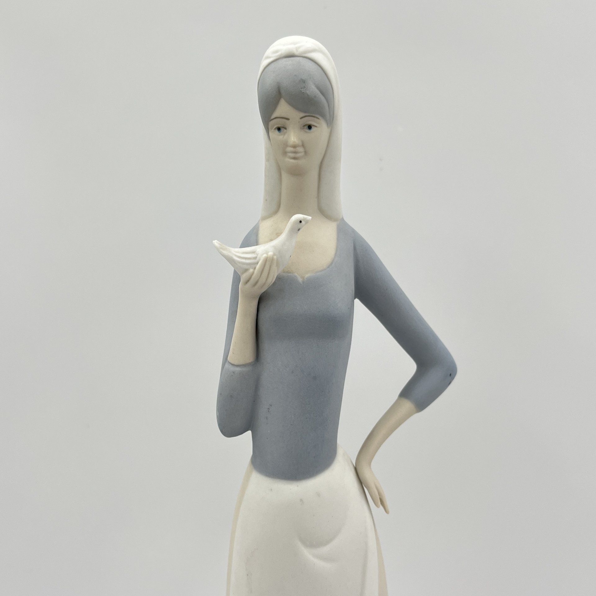 Статуэтка "Девушка с голубем в руке" в стилистике Lladro