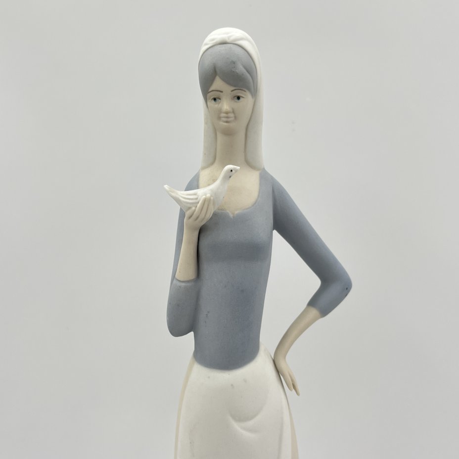 Статуэтка "Девушка с голубем в руке" в стилистике Lladro