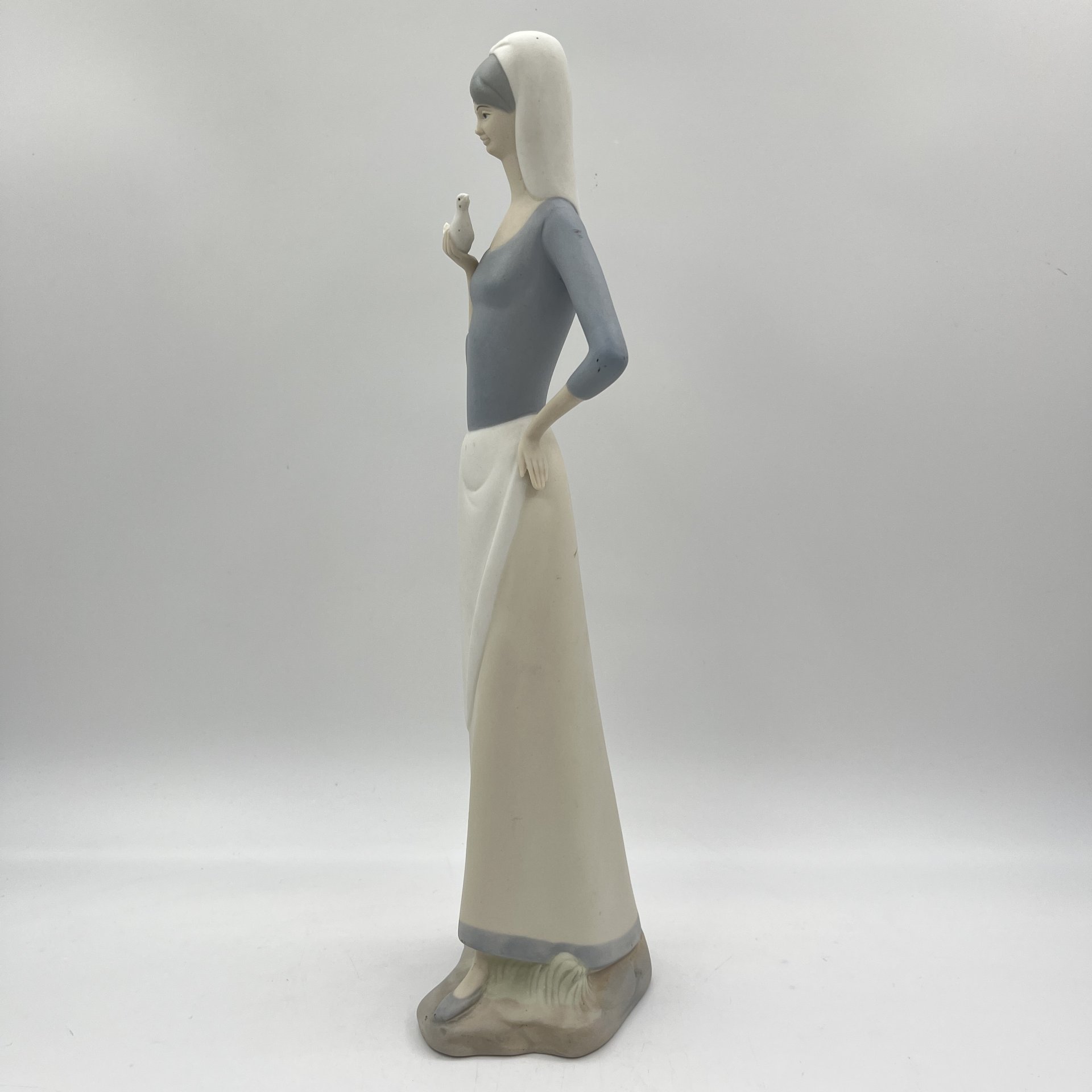 Статуэтка "Девушка с голубем в руке" в стилистике Lladro