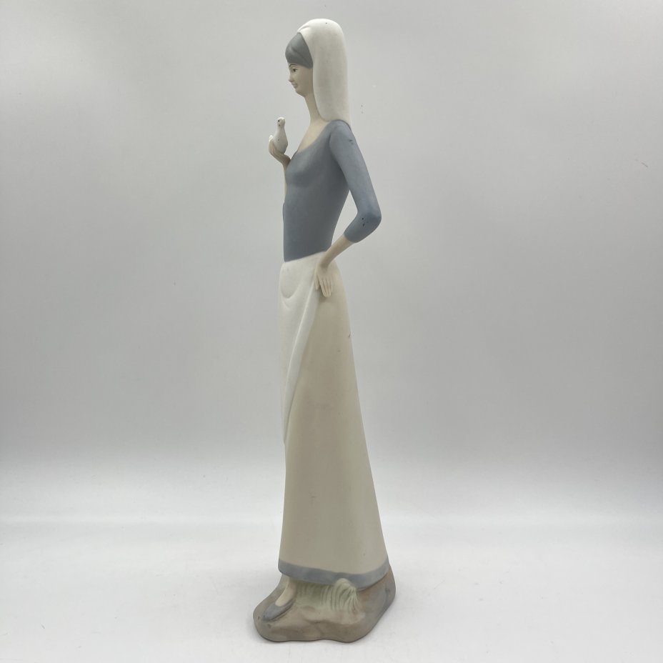 Статуэтка "Девушка с голубем в руке" в стилистике Lladro