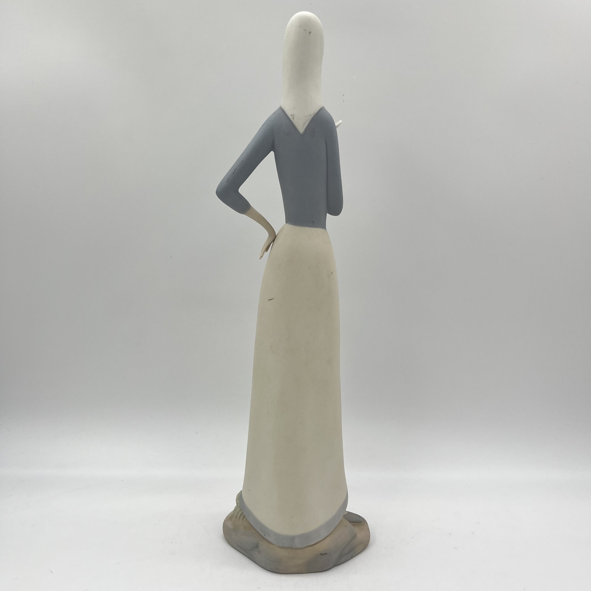 Статуэтка "Девушка с голубем в руке" в стилистике Lladro
