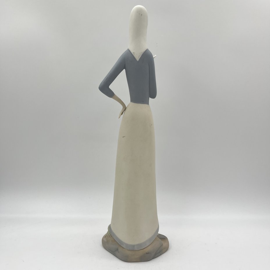 Статуэтка "Девушка с голубем в руке" в стилистике Lladro