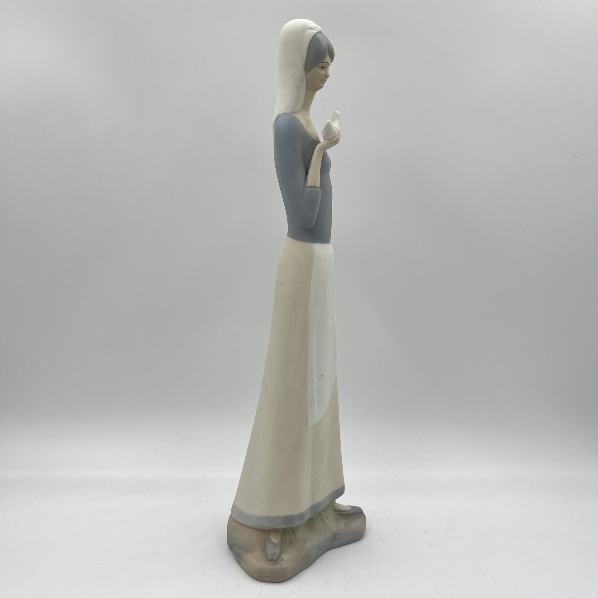 Статуэтка "Девушка с голубем в руке" в стилистике Lladro
