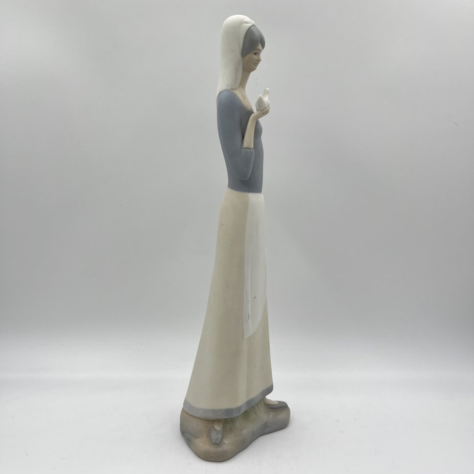 Статуэтка "Девушка с голубем в руке" в стилистике Lladro