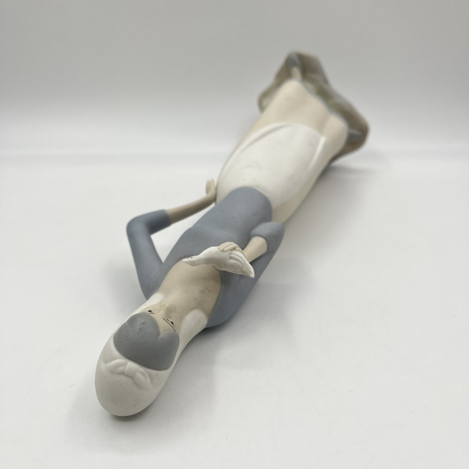 Статуэтка "Девушка с голубем в руке" в стилистике Lladro