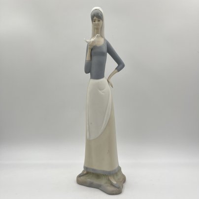 Статуэтка "Девушка с голубем в руке" в стилистике Lladro