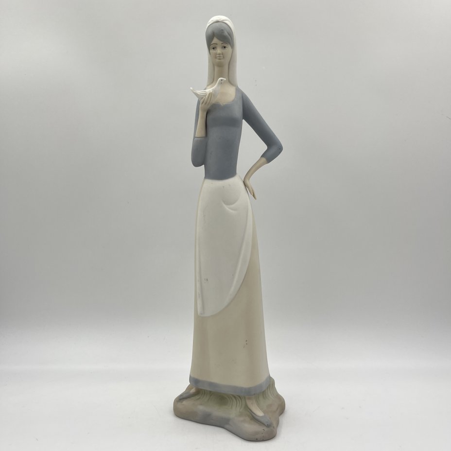 Статуэтка "Девушка с голубем в руке" в стилистике Lladro