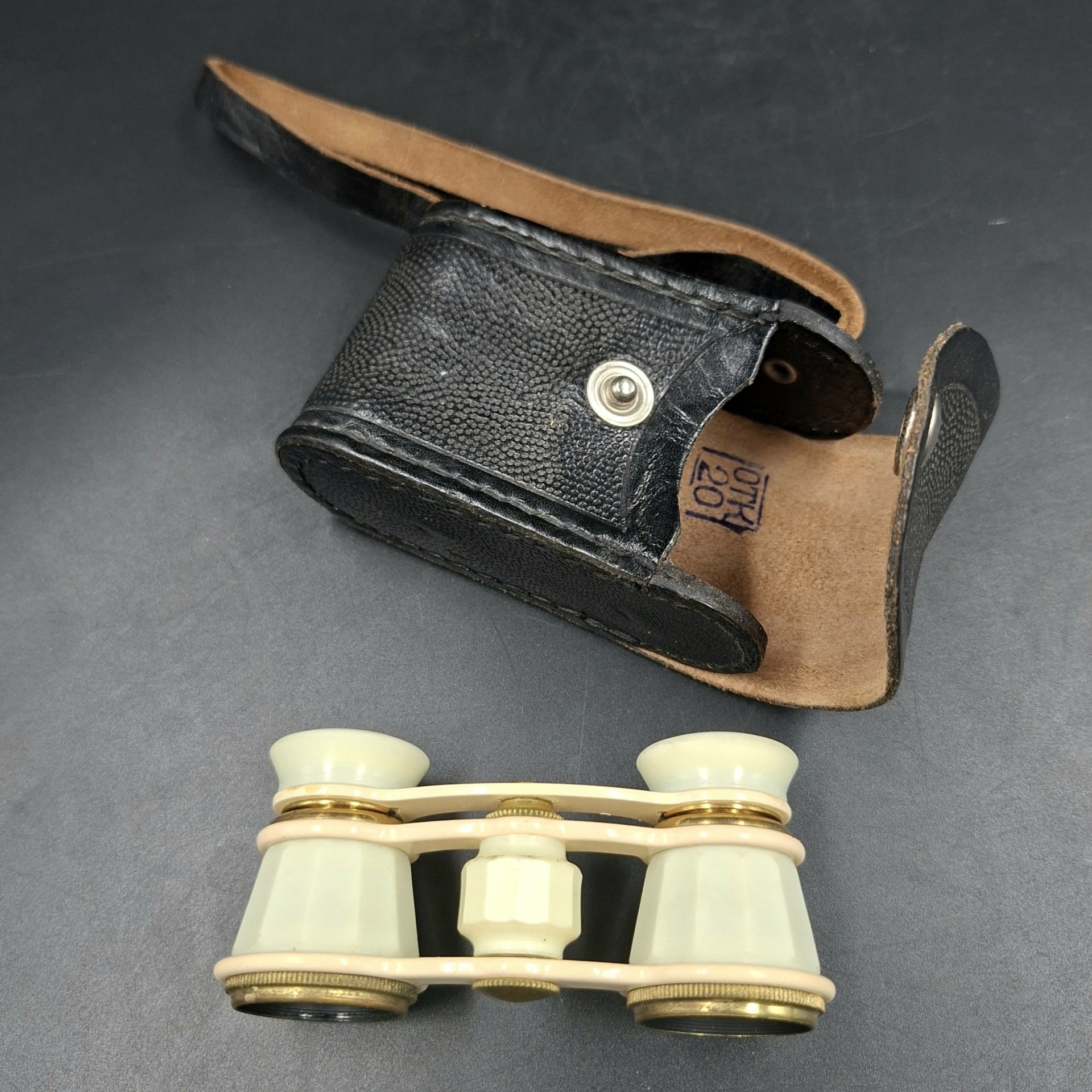 Бинокль театральный в кофре, металл, пластик, стекло, кожа, Лыткаринский завод оптического стекла (ЛЗОС), СССР, 1950-1980 гг.