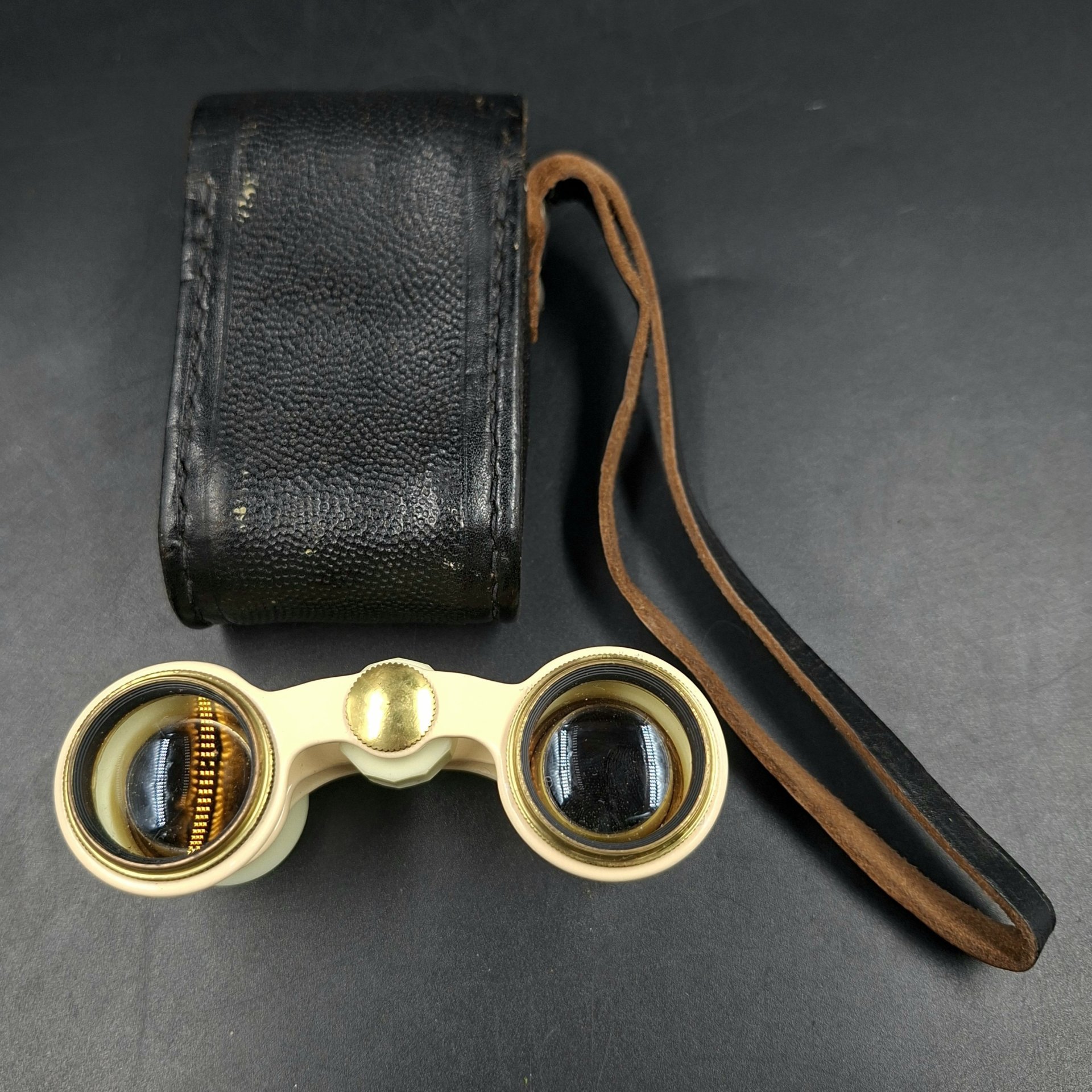 Бинокль театральный в кофре, металл, пластик, стекло, кожа, Лыткаринский завод оптического стекла (ЛЗОС), СССР, 1950-1980 гг.