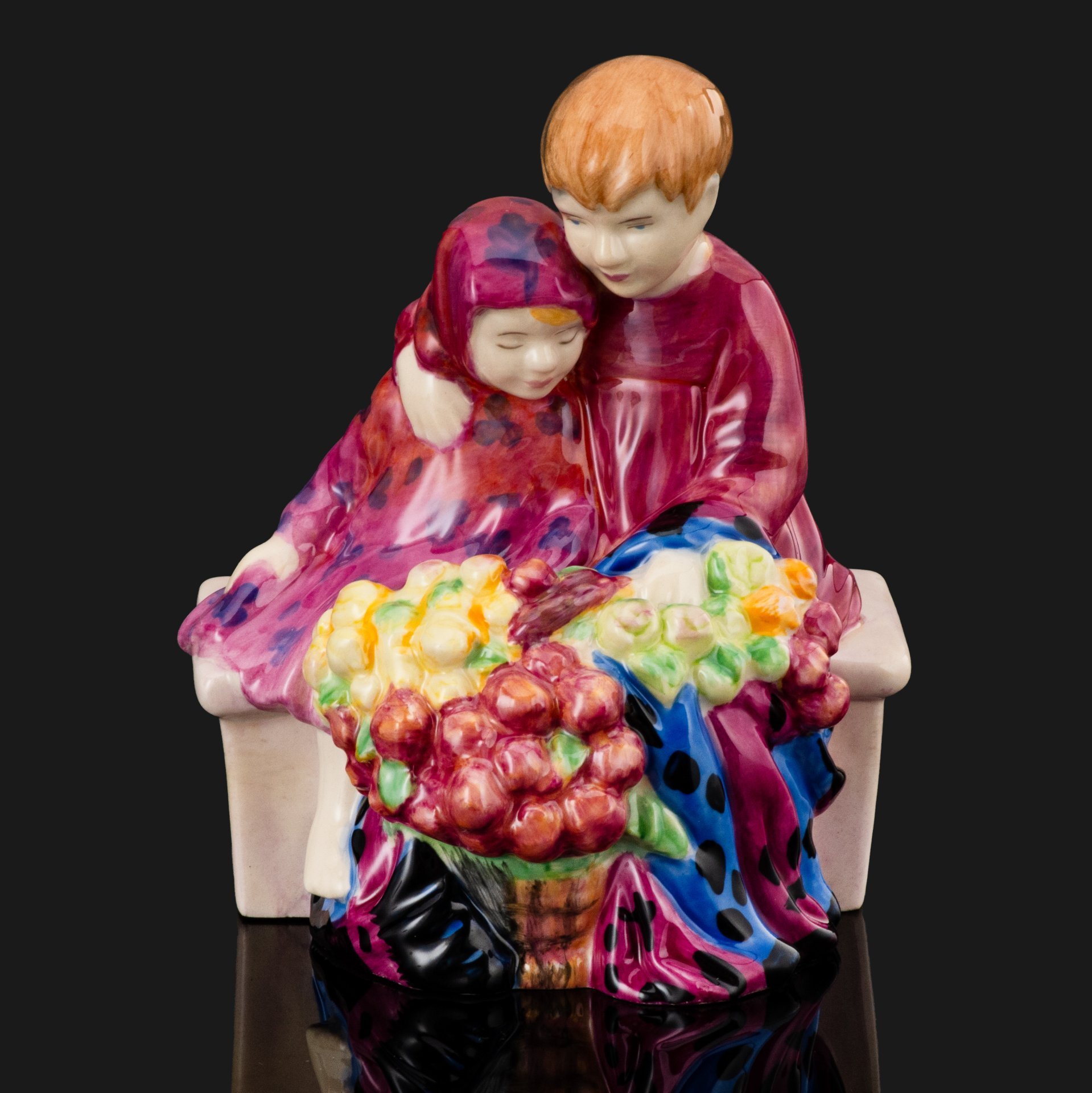 Статуэтка  "The Flower Seller’s Children" ("Дети - продавцы цветов") из коллекции "Street vendors" ("Уличные торговцы"), автор Лесли Харрадайн, Royal Doulton