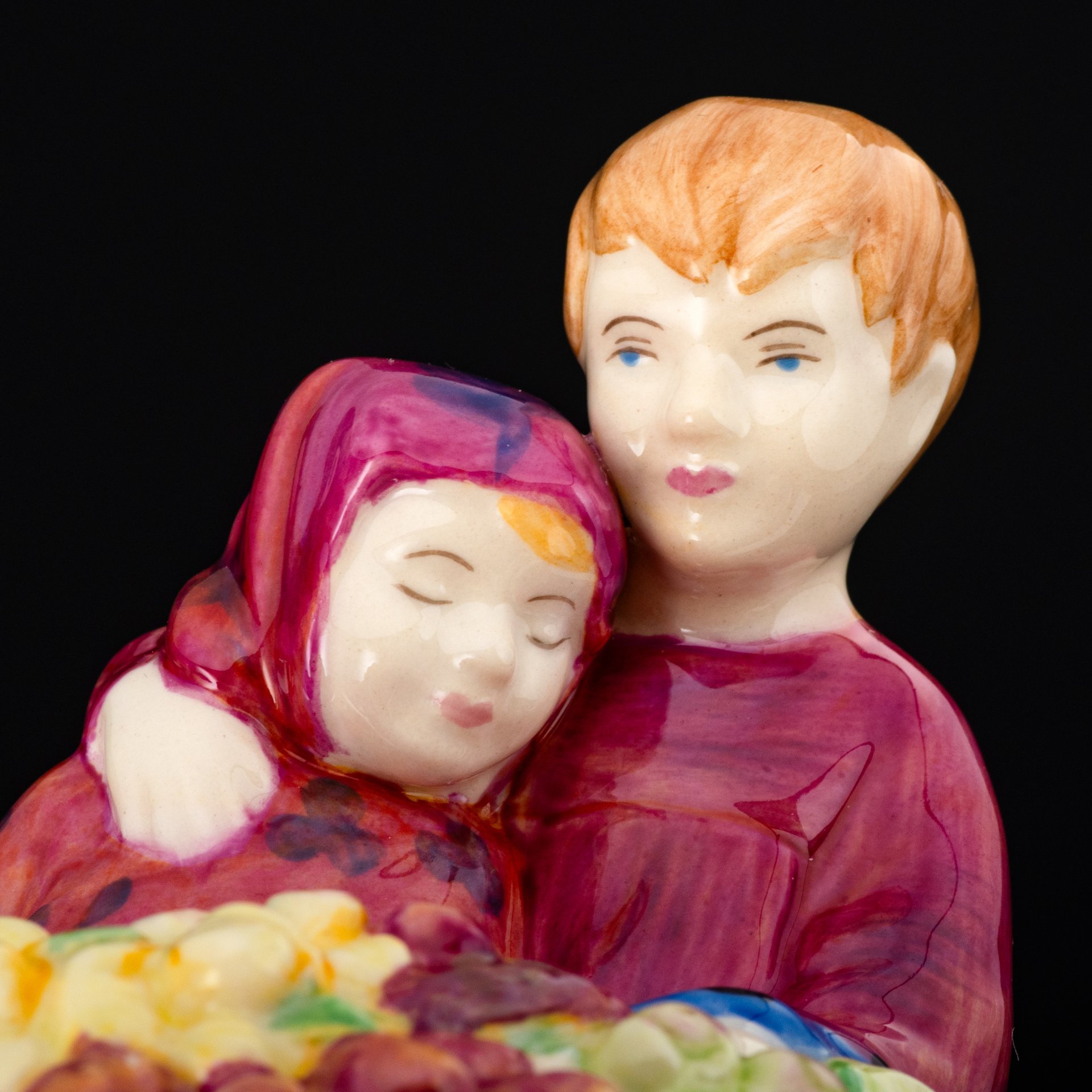 Статуэтка  "The Flower Seller’s Children" ("Дети - продавцы цветов") из коллекции "Street vendors" ("Уличные торговцы"), автор Лесли Харрадайн, Royal Doulton