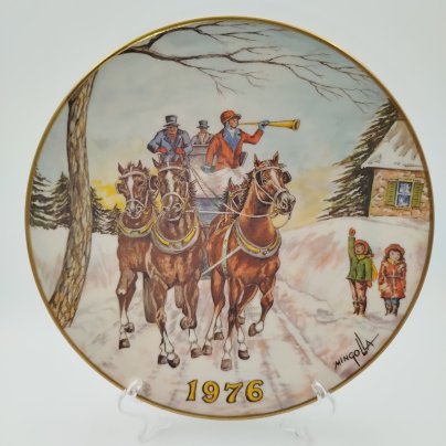 Декоративная тарелка с изображением рождественского экипажа, автор рисунка Дом Минголла, Gorham, фарфор, деколь, золочение, США, 1976 г.