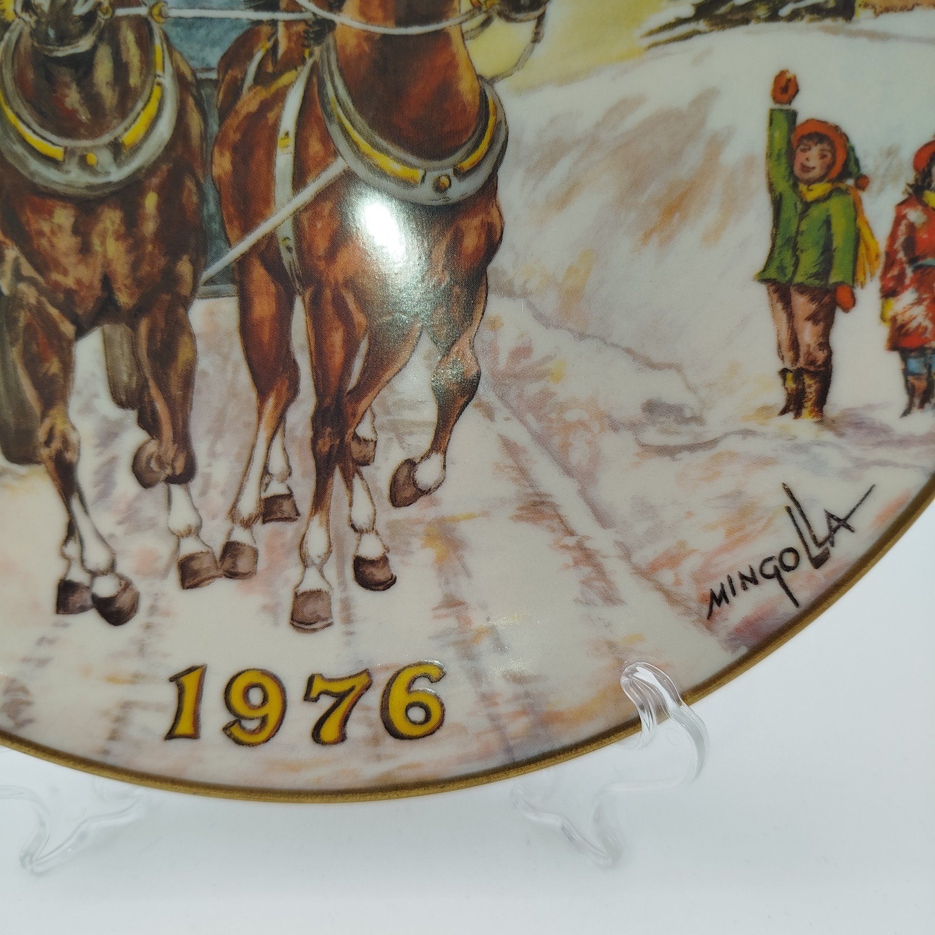 Декоративная тарелка с изображением рождественского экипажа, автор рисунка Дом Минголла, Gorham, фарфор, деколь, золочение, США, 1976 г.