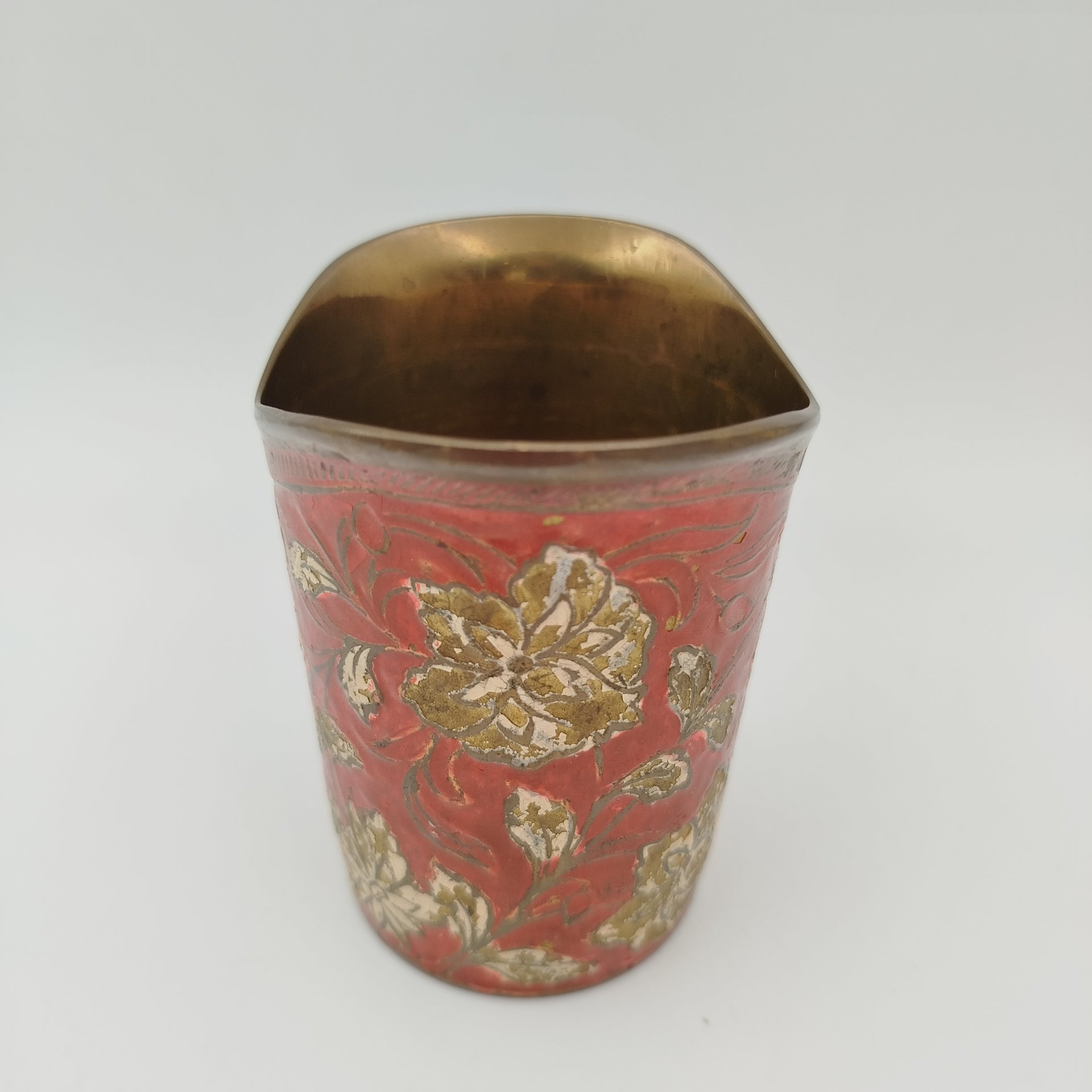 Вазочка цилиндрической формы с изогнутым бортом и растительным декором