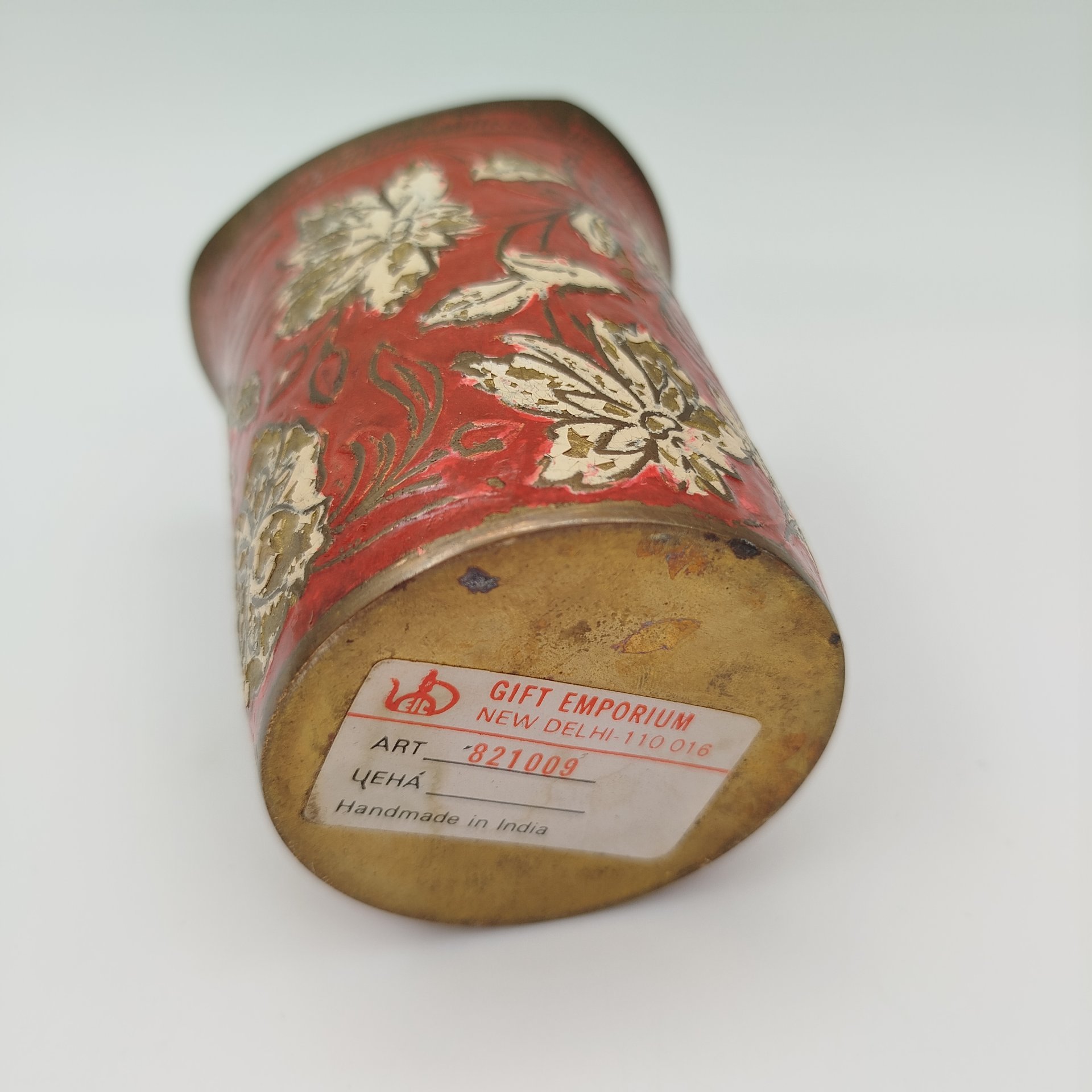 Вазочка цилиндрической формы с изогнутым бортом и растительным декором