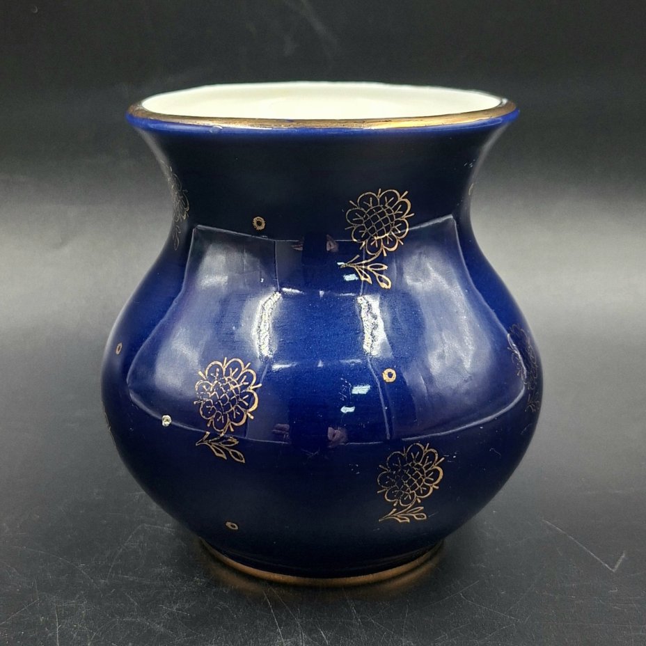 Вазочка с цветочным декором