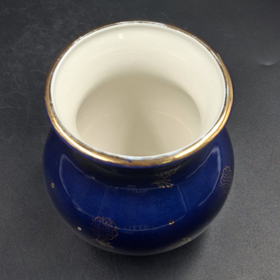 Вазочка с цветочным декором