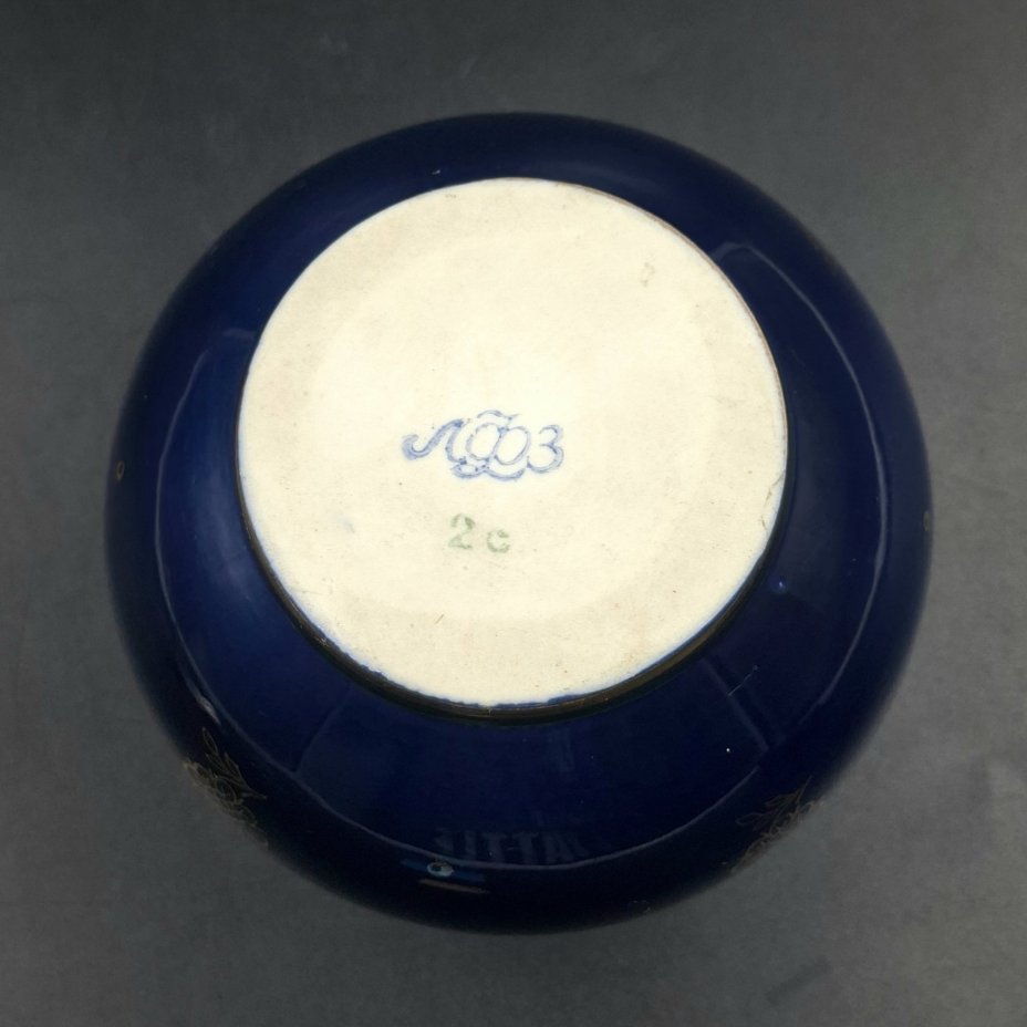 Вазочка с цветочным декором