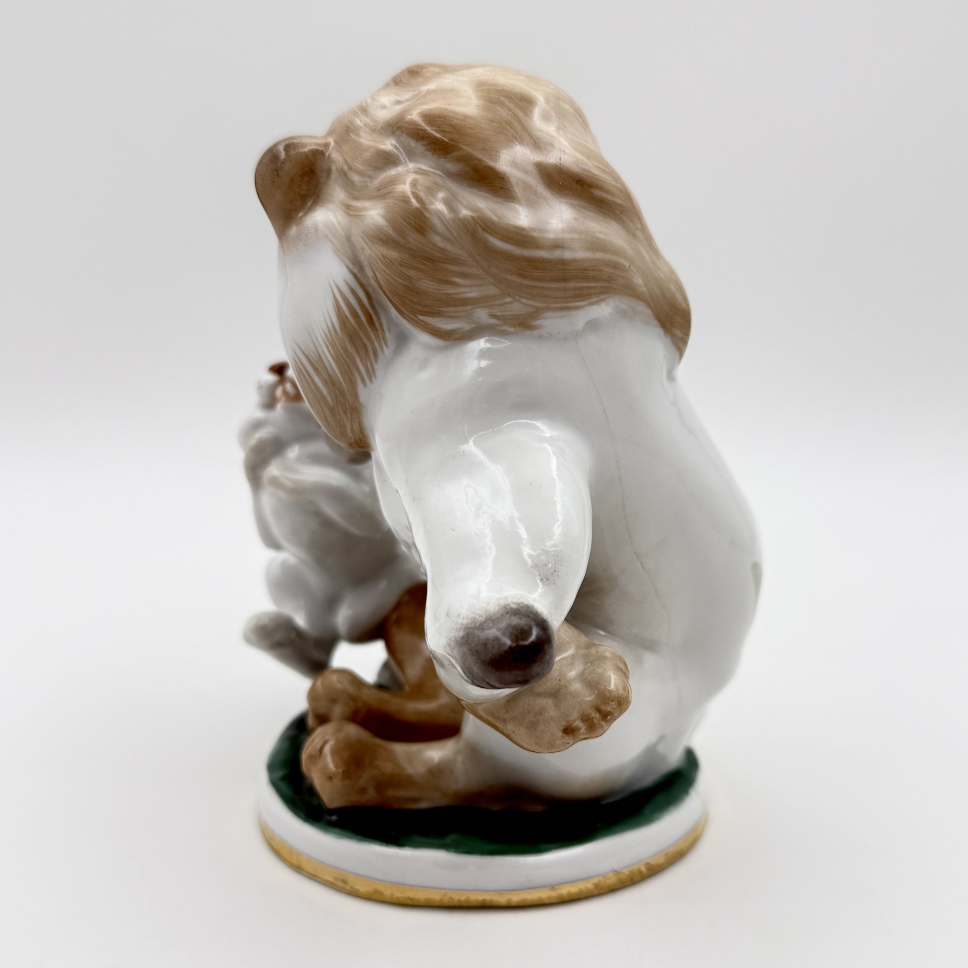 Статуэтка "Заяц во хмелю" ("Лев и заяц"), скульптор Б.Я. Воробьев, фарфор, роспись, золочение, Ленинградский фарфоровый завод (ЛФЗ), СССР, 1970-1986 гг., Ленинградский фарфоровый завод (ЛФЗ)