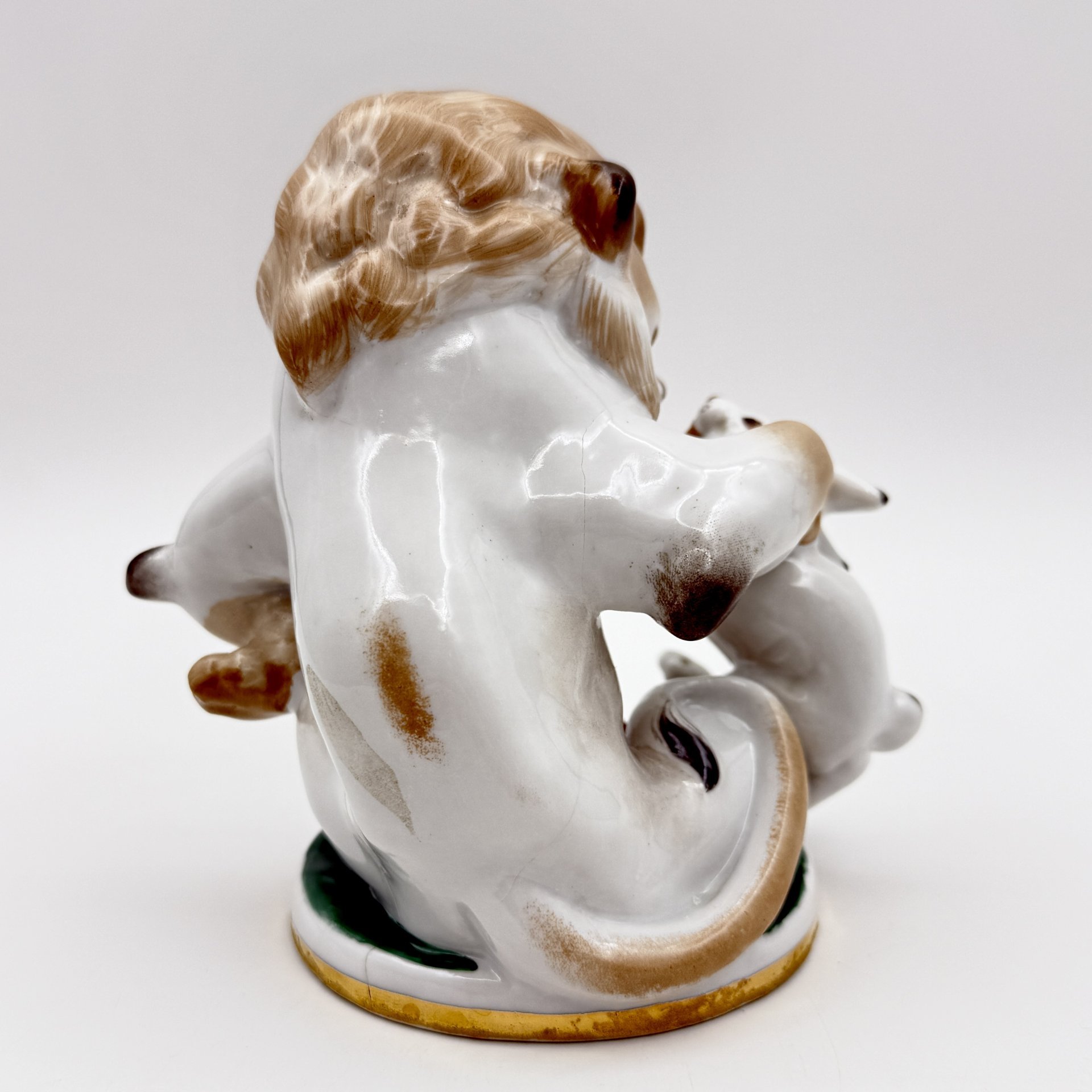 Статуэтка "Заяц во хмелю" ("Лев и заяц"), скульптор Б.Я. Воробьев, фарфор, роспись, золочение, Ленинградский фарфоровый завод (ЛФЗ), СССР, 1970-1986 гг., Ленинградский фарфоровый завод (ЛФЗ)