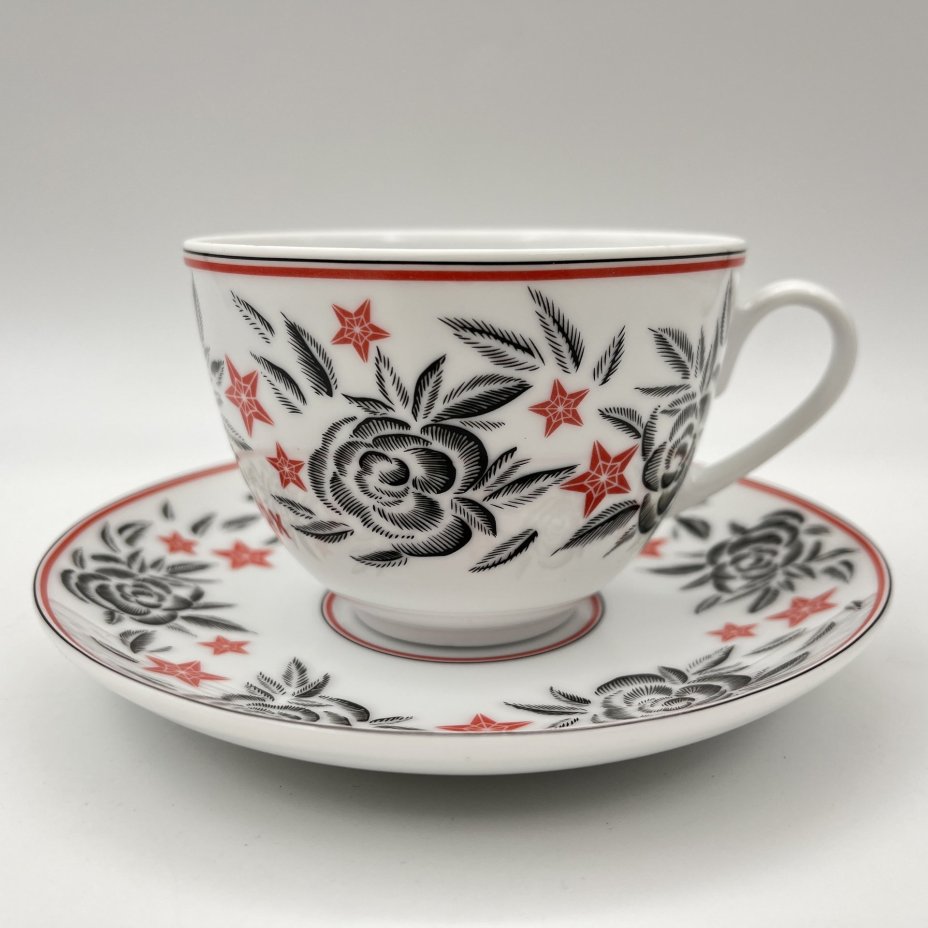 Пара чайная "Росгосстрах", украшенная изображением цветов и звезд, в оригинальной коробке, дизайн Ulyana Sergeenko, фарфор, деколь, Императорский фарфоровый завод (ИФЗ), Россия, 2014-2015 гг.