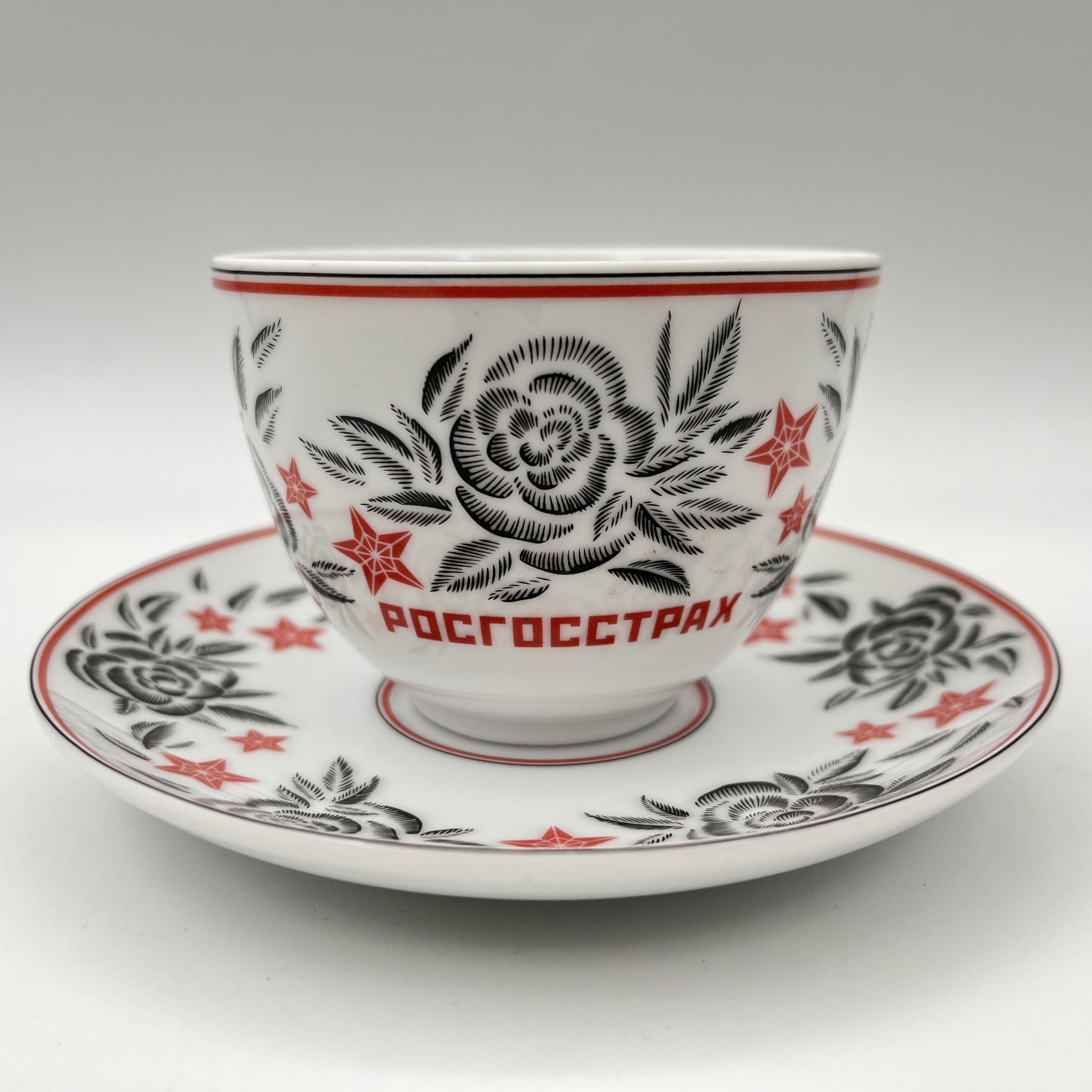 Пара чайная "Росгосстрах", украшенная изображением цветов и звезд, в оригинальной коробке, дизайн Ulyana Sergeenko, фарфор, деколь, Императорский фарфоровый завод (ИФЗ), Россия, 2014-2015 гг.