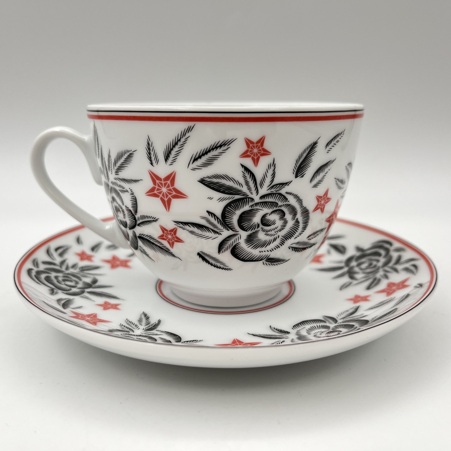 Пара чайная "Росгосстрах", украшенная изображением цветов и звезд, в оригинальной коробке, дизайн Ulyana Sergeenko, фарфор, деколь, Императорский фарфоровый завод (ИФЗ), Россия, 2014-2015 гг.
