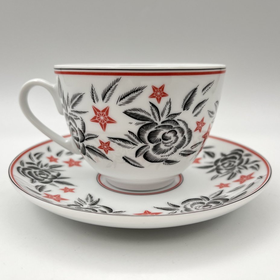 Пара чайная "Росгосстрах", украшенная изображением цветов и звезд, в оригинальной коробке, дизайн Ulyana Sergeenko