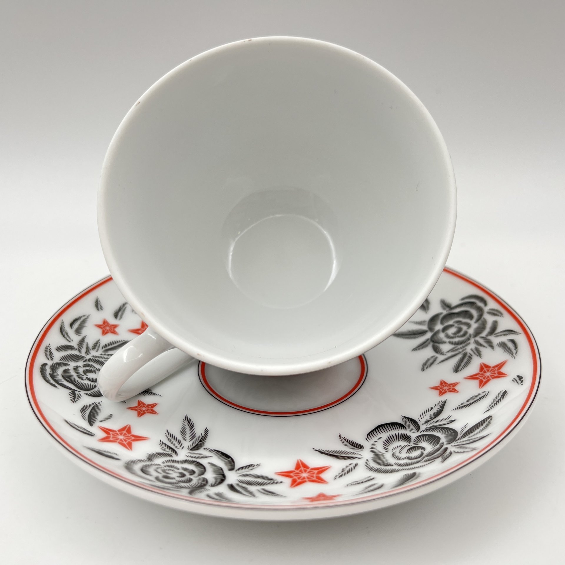 Пара чайная "Росгосстрах", украшенная изображением цветов и звезд, в оригинальной коробке, дизайн Ulyana Sergeenko, фарфор, деколь, Императорский фарфоровый завод (ИФЗ), Россия, 2014-2015 гг.