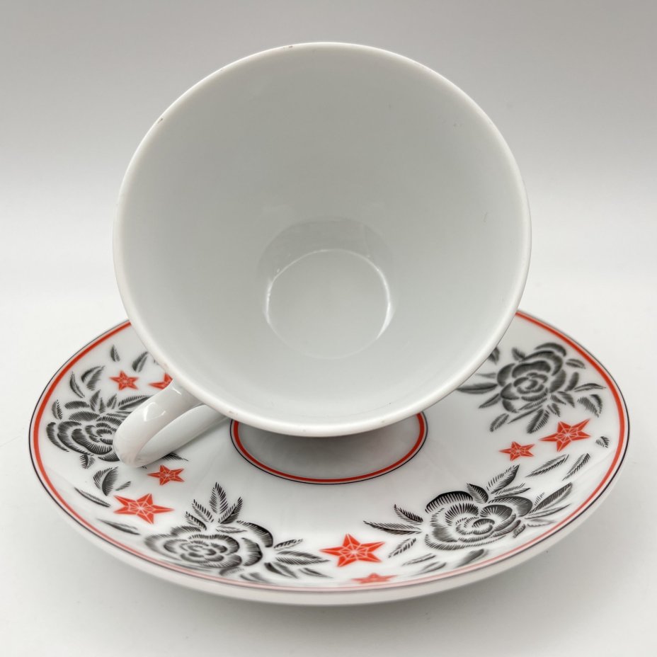 Пара чайная "Росгосстрах", украшенная изображением цветов и звезд, в оригинальной коробке, дизайн Ulyana Sergeenko