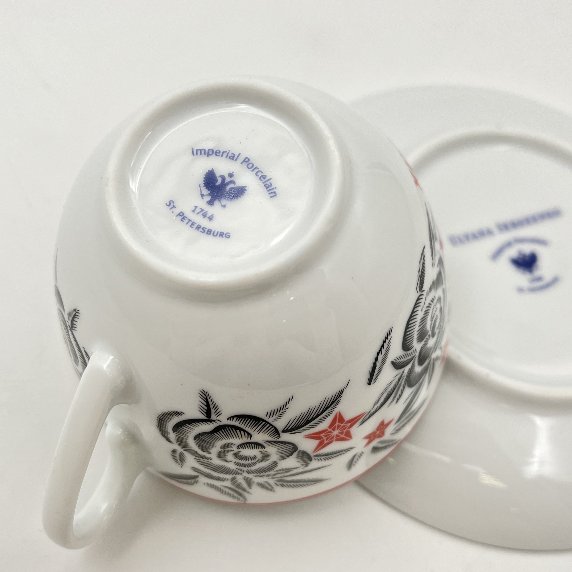 Пара чайная "Росгосстрах", украшенная изображением цветов и звезд, в оригинальной коробке, дизайн Ulyana Sergeenko, фарфор, деколь, Императорский фарфоровый завод (ИФЗ), Россия, 2014-2015 гг.