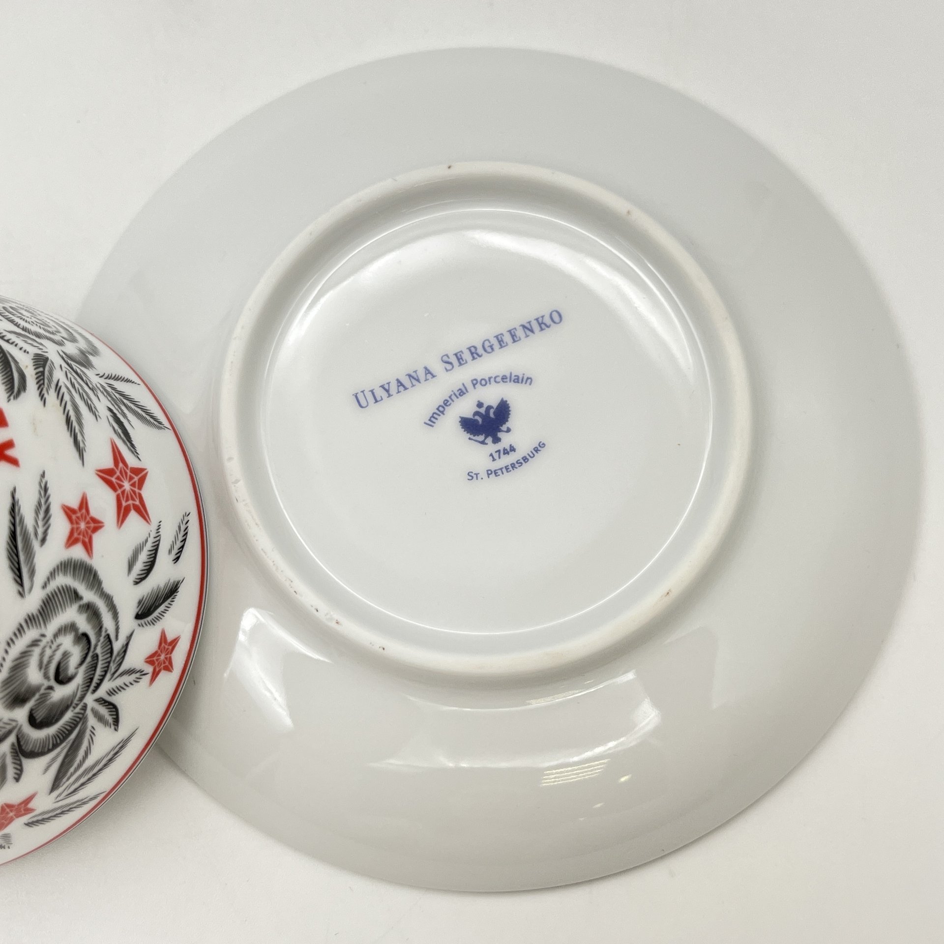 Пара чайная "Росгосстрах", украшенная изображением цветов и звезд, в оригинальной коробке, дизайн Ulyana Sergeenko, фарфор, деколь, Императорский фарфоровый завод (ИФЗ), Россия, 2014-2015 гг.