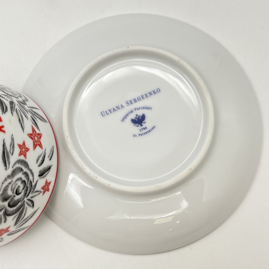 Пара чайная "Росгосстрах", украшенная изображением цветов и звезд, в оригинальной коробке, дизайн Ulyana Sergeenko