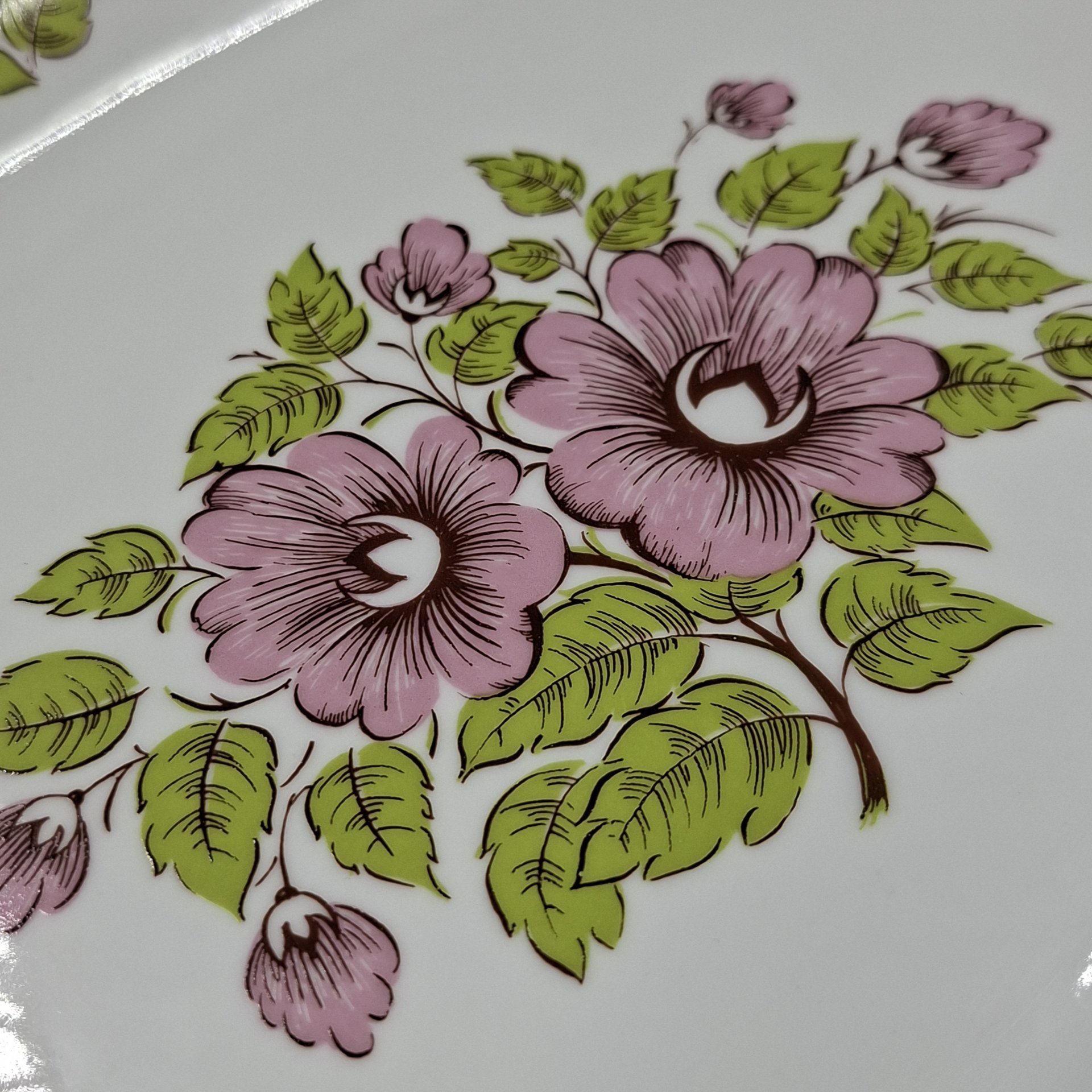 Блюдо овальное с цветочным декором в розово-зеленой гамме, фарфор, печать, Epiag Royal Czechoslovakia, Чехословакия, 1970-1990 гг.