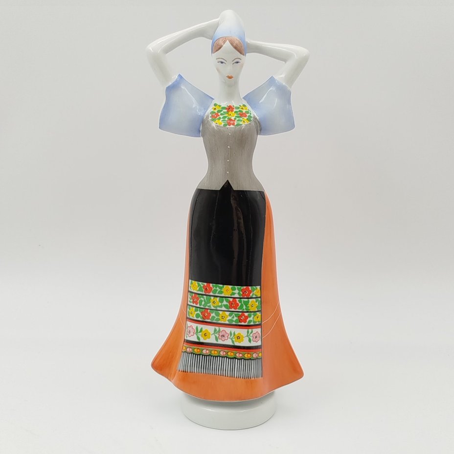 Статуэтка "Девушка в народном костюме", фарфор, роспись,деколь, Aquincum Porcelain, Венгрия, 1948-1970 гг.