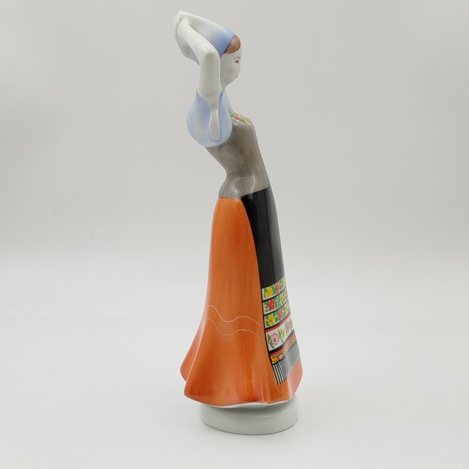 Статуэтка "Девушка в народном костюме", фарфор, роспись,деколь, Aquincum Porcelain, Венгрия, 1948-1970 гг.