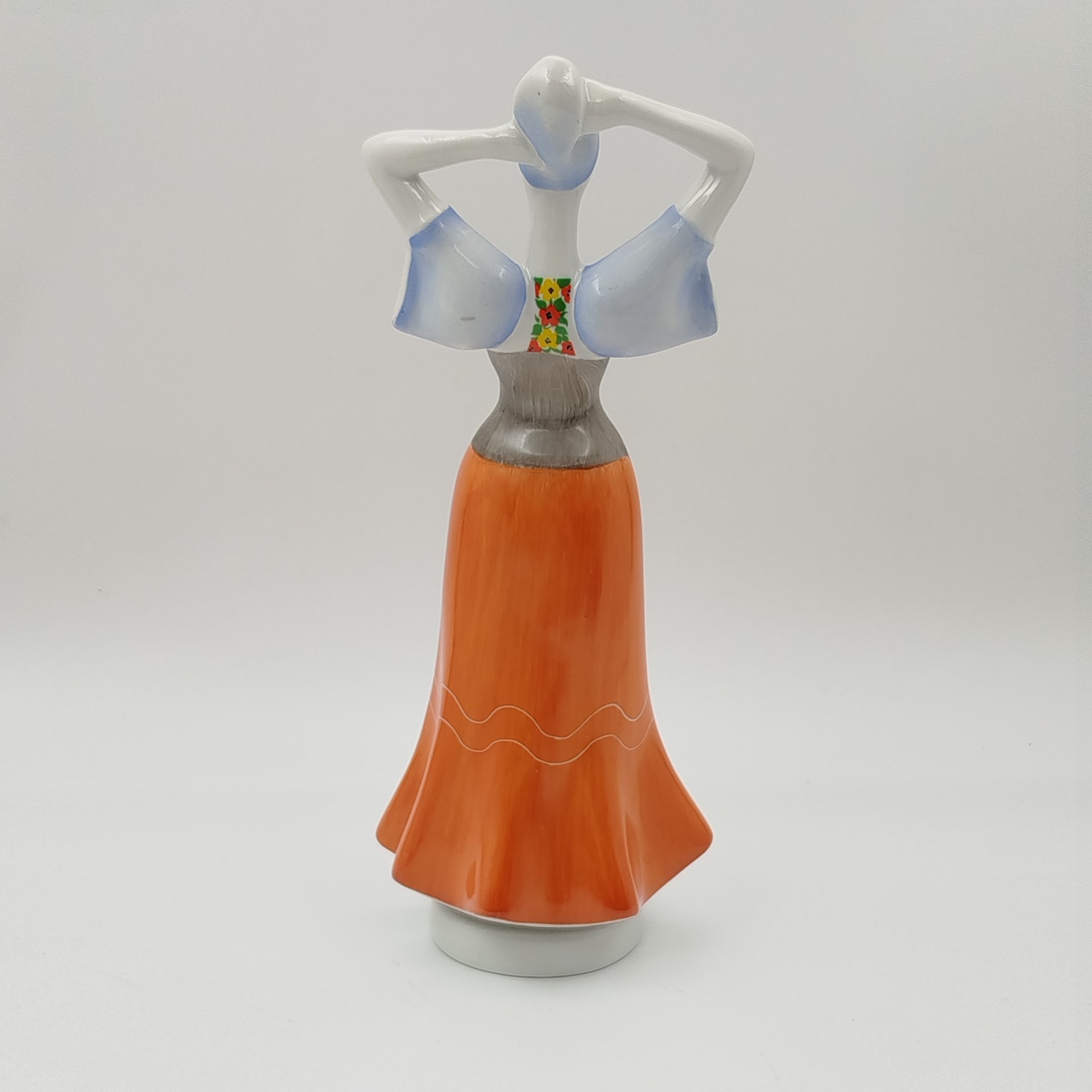 Статуэтка "Девушка в народном костюме", фарфор, роспись,деколь, Aquincum Porcelain, Венгрия, 1948-1970 гг.