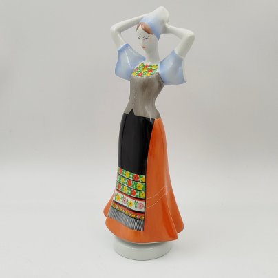 Статуэтка "Девушка в народном костюме", фарфор, роспись,деколь, Aquincum Porcelain, Венгрия, 1948-1970 гг., Aquincum Porcelain