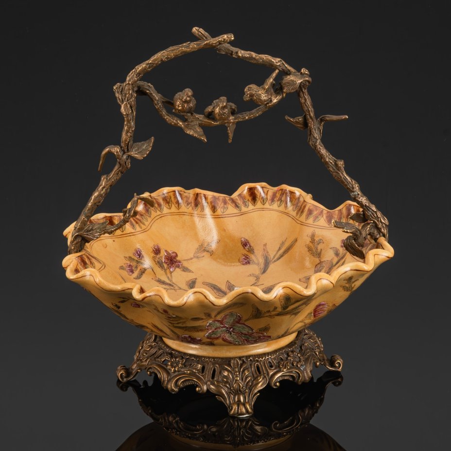 Фруктовница в форме корзины с ручкой в виде сидящих на ветке птичек, декорированная цветочным узором