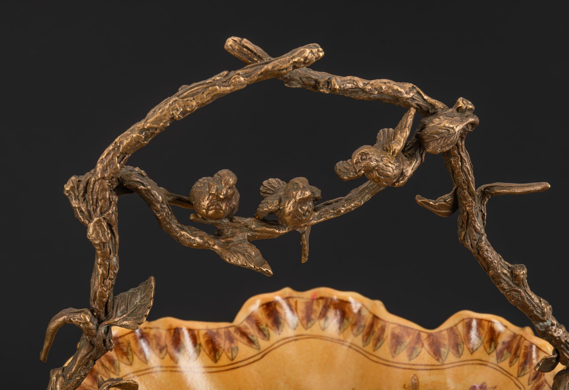 Фруктовница в форме корзины с ручкой в виде сидящих на ветке птичек, декорированная цветочным узором