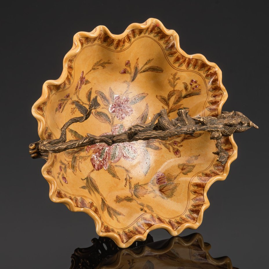 Фруктовница в форме корзины с ручкой в виде сидящих на ветке птичек, декорированная цветочным узором