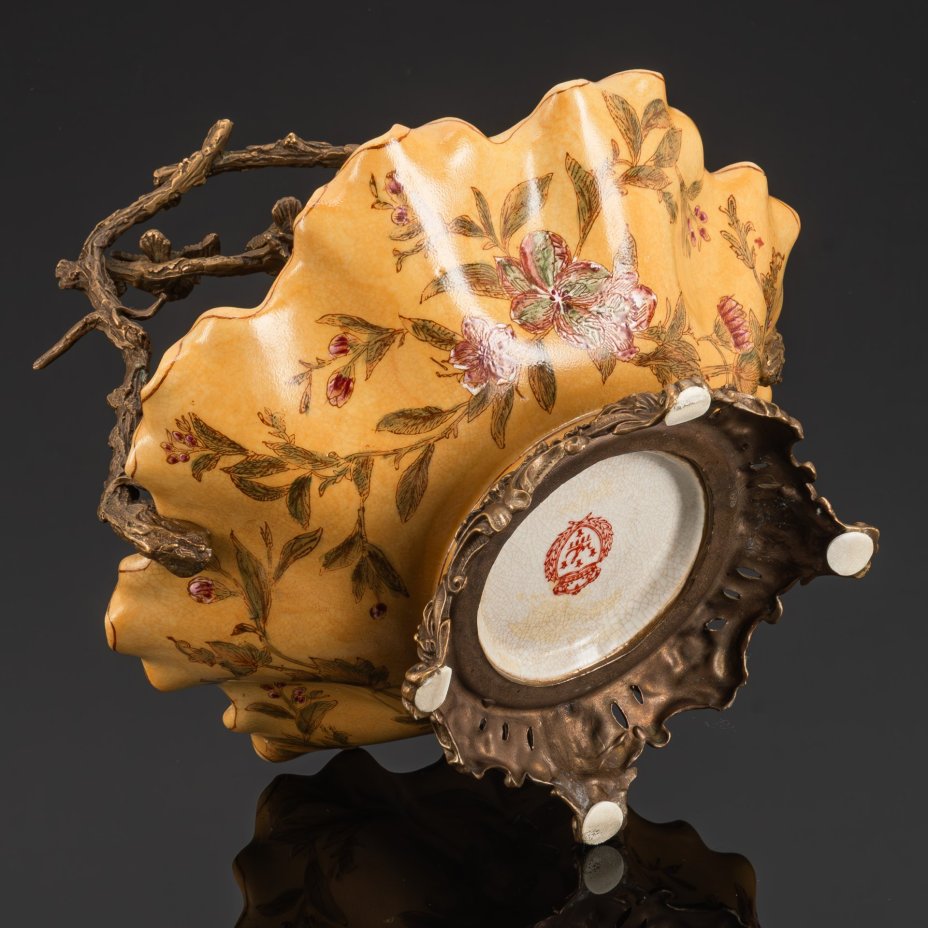 Фруктовница в форме корзины с ручкой в виде сидящих на ветке птичек, декорированная цветочным узором