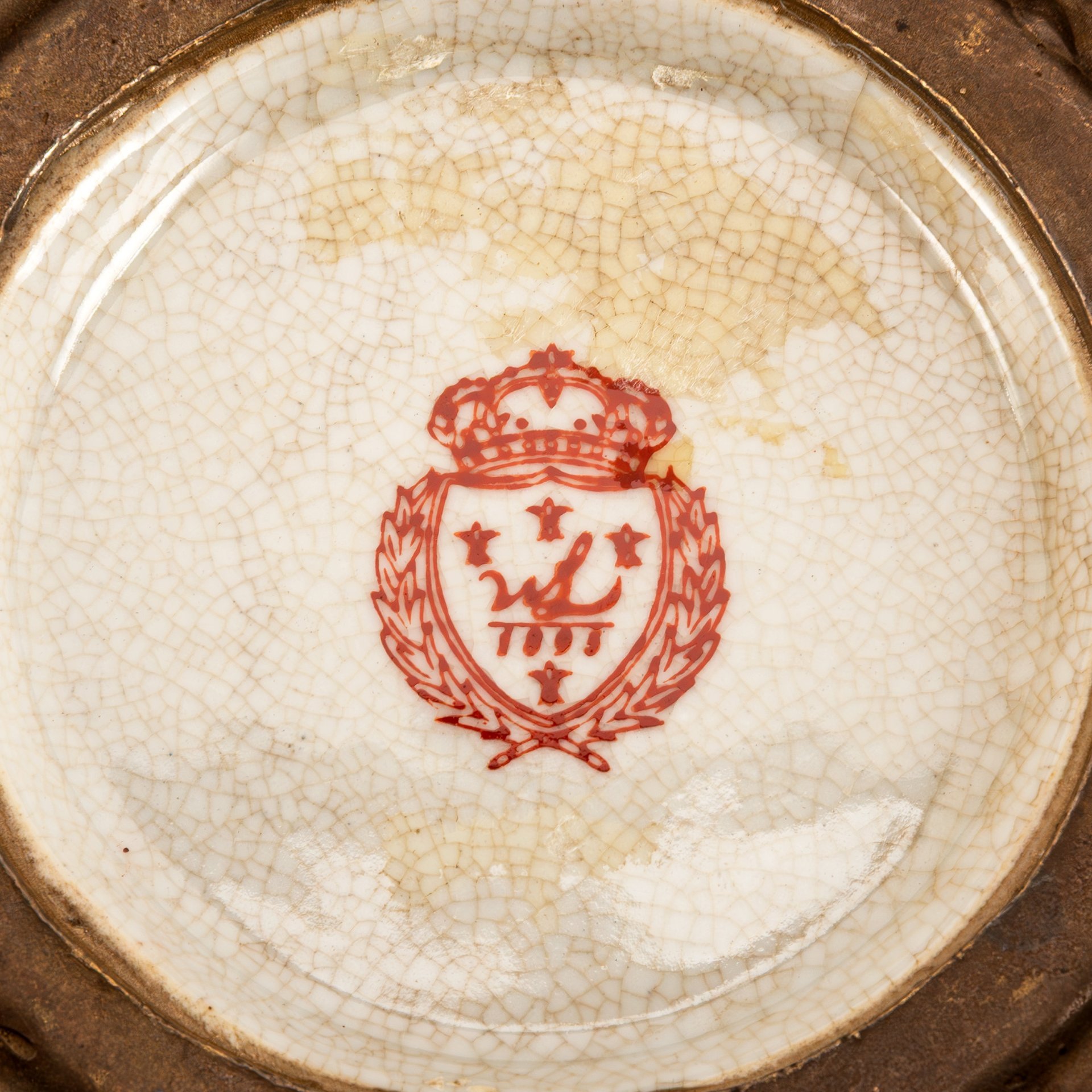 Фруктовница в форме корзины с ручкой в виде сидящих на ветке птичек, декорированная цветочным узором