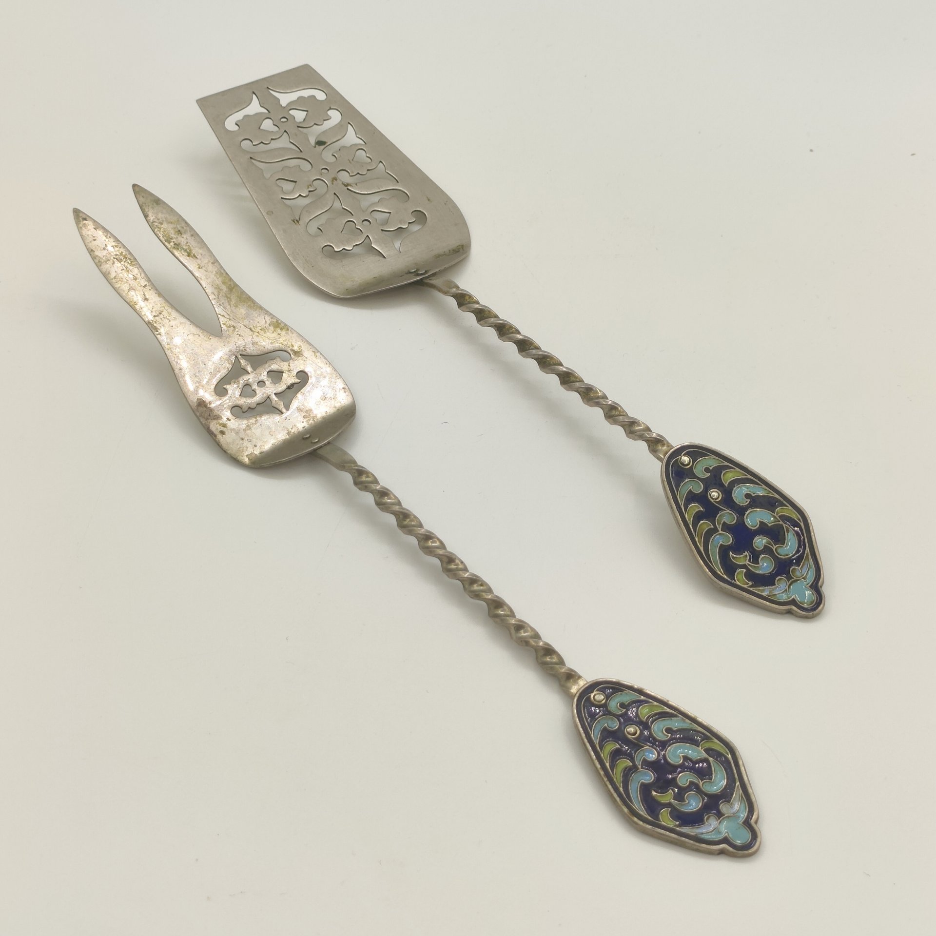 Набор из 2-х столовых приборов с прорезным декором (лопатка и вилка)