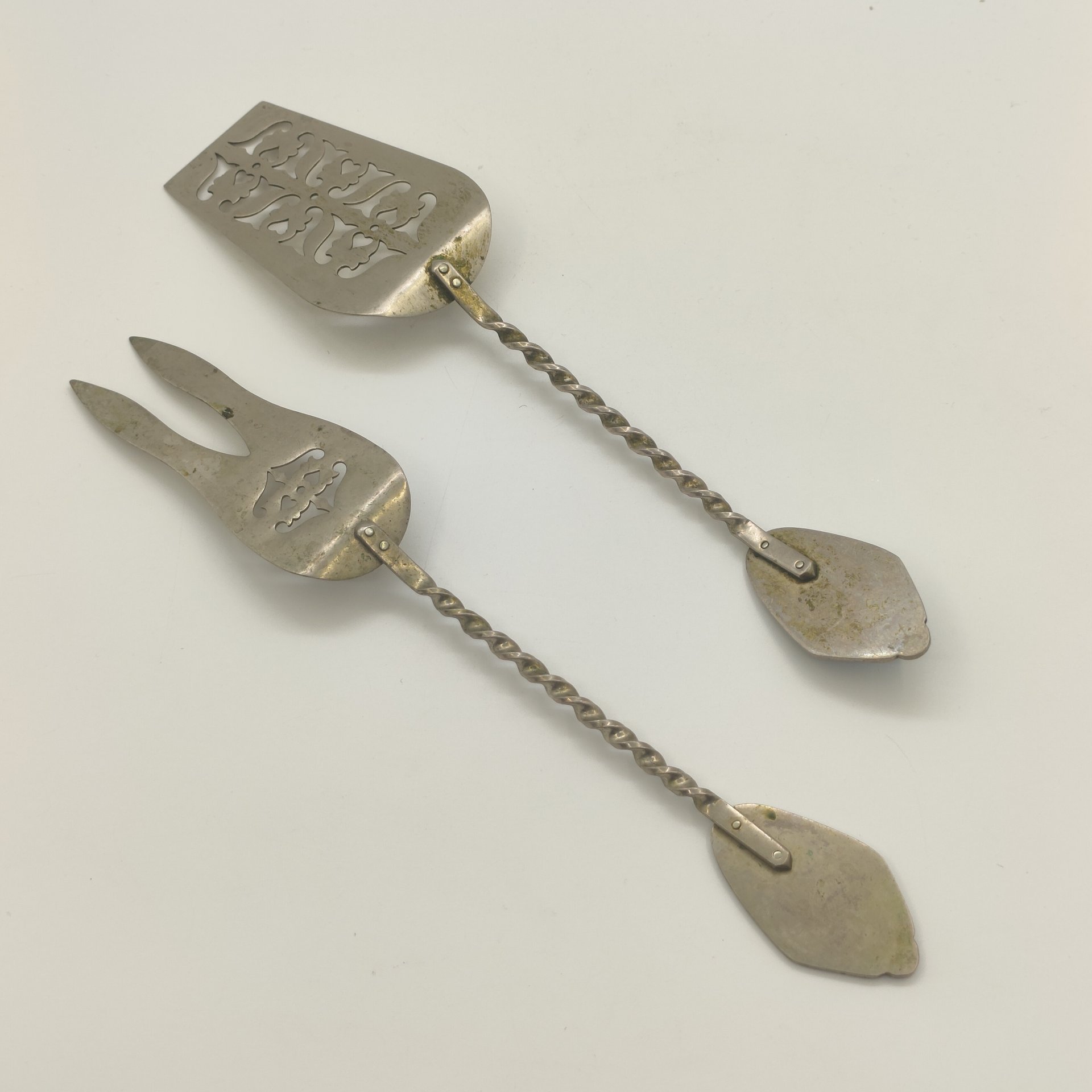 Набор из 2-х столовых приборов с прорезным декором (лопатка и вилка)